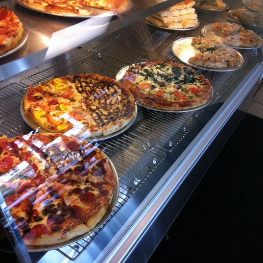 6/28/2012 tarihinde Brent D.ziyaretçi tarafından Bell&#39;s Greek Pizza'de çekilen fotoğraf