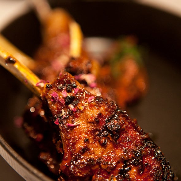 Lamb cutlets with hot pepper and aubergine