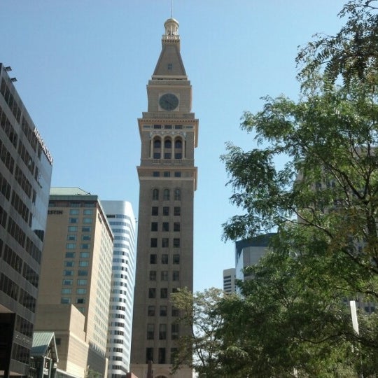 Foto scattata a Clock Tower Grill da Michelle R. il 8/26/2012