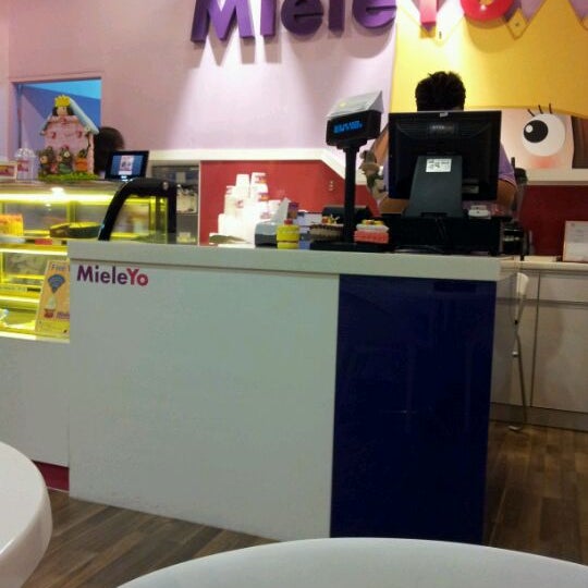 รูปภาพถ่ายที่ Mieleyo Premium Frozen Yogurt โดย EuSheng J. เมื่อ 2/16/2012