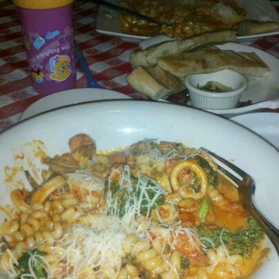 Photo taken at Pomodoro Rosso by Jess T. on 6/11/2012