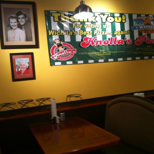 2/28/2012 tarihinde Matt F.ziyaretçi tarafından Knollas Pizza'de çekilen fotoğraf