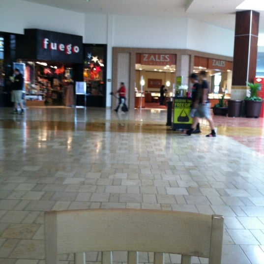 Das Foto wurde bei Capital Mall von Breezy G. am 6/9/2012 aufgenommen