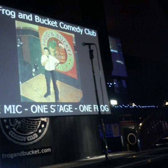 9/6/2012 tarihinde Stephen C.ziyaretçi tarafından Frog and Bucket Comedy Club'de çekilen fotoğraf
