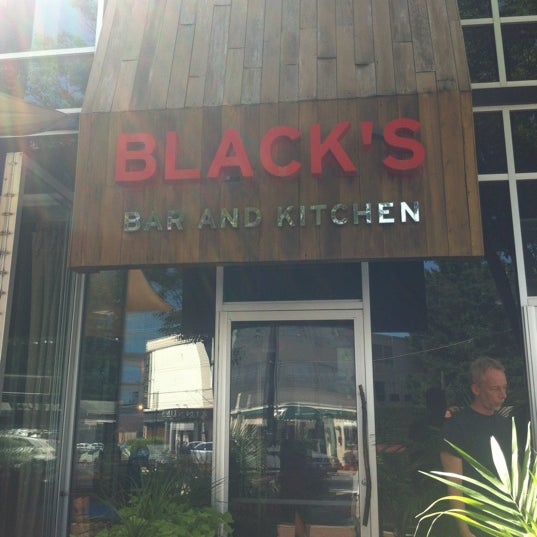 Photo prise au Black&#39;s Bar &amp; Kitchen par Chilax R. le6/16/2012