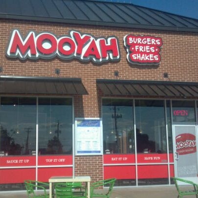 5/31/2012 tarihinde Sandi I.ziyaretçi tarafından MOOYAH Burgers, Fries &amp; Shakes'de çekilen fotoğraf