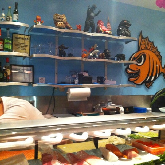 Foto tirada no(a) Monster Sushi por Lu .. em 9/9/2012