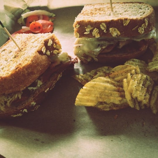 3/16/2012 tarihinde Scottyziyaretçi tarafından Noble Sandwich Co.'de çekilen fotoğraf