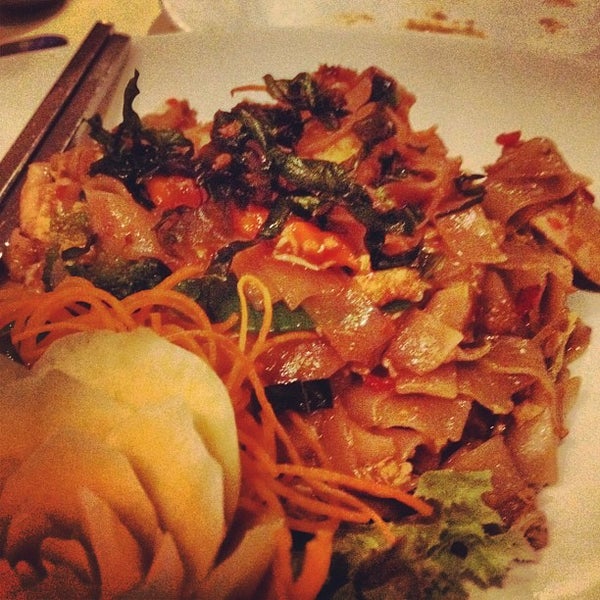 Photo taken at Chaopraya Eat Thai by Rashid A. on 9/1/2012