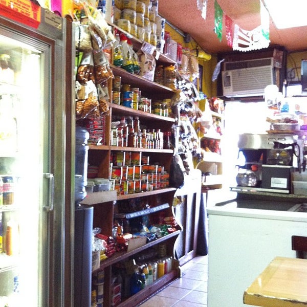 Снимок сделан в Zaragoza Mexican Deli-Grocery пользователем Colin T. 5/31/2012