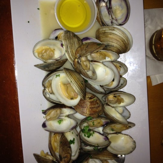 Monday nights: 2dz clams for $8!! Friggin amazing