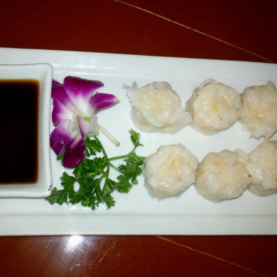 7/6/2012 tarihinde Derrick G.ziyaretçi tarafından Kabuki Sushi Thai Tapas'de çekilen fotoğraf