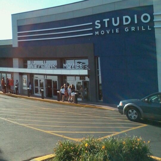Photo taken at Studio Movie Grill Wheaton by Mario A. on 6/15/2012