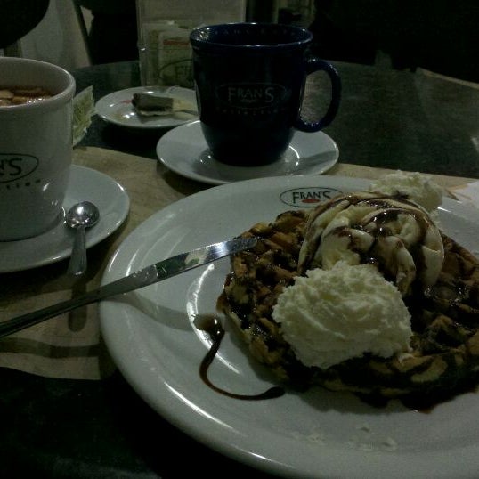 รูปภาพถ่ายที่ Fran&#39;s Café โดย Naomi T. เมื่อ 7/1/2012