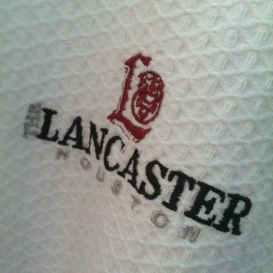 รูปภาพถ่ายที่ The Lancaster Hotel โดย Aaron C. เมื่อ 5/27/2012