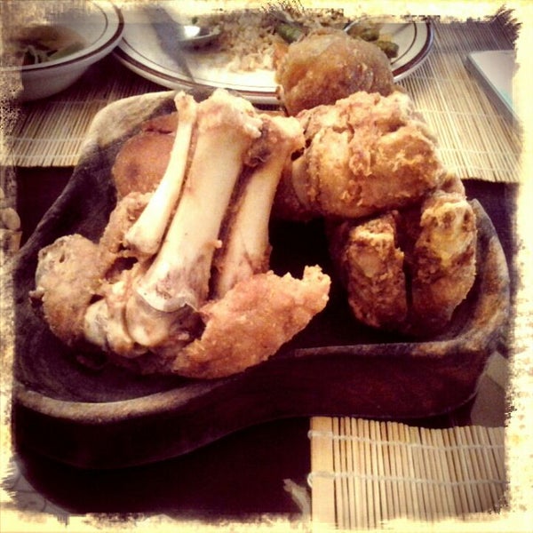 Снимок сделан в Bahay Kubo Restaurant пользователем Bella R. 7/13/2012