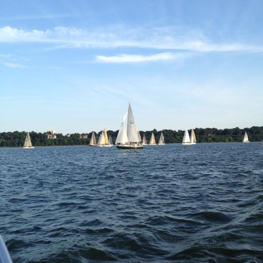 Foto tomada en Erie Yacht Club  por Michael S. el 7/26/2012