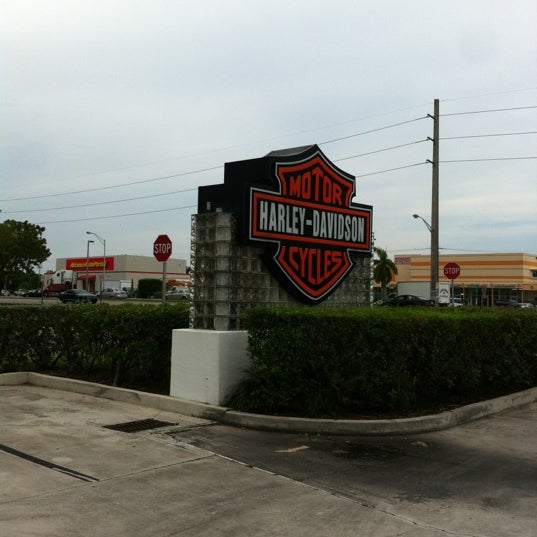 Foto tomada en Peterson&#39;s Harley-Davidson of Miami  por Ana C. el 8/15/2012