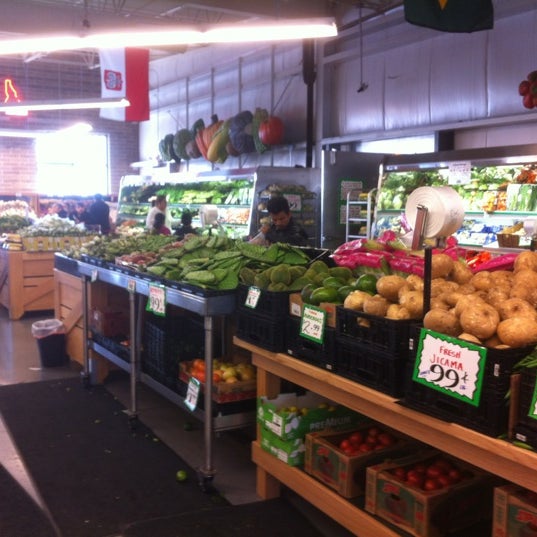 Pete's Fruit Market Farmers Market in Milwaukee