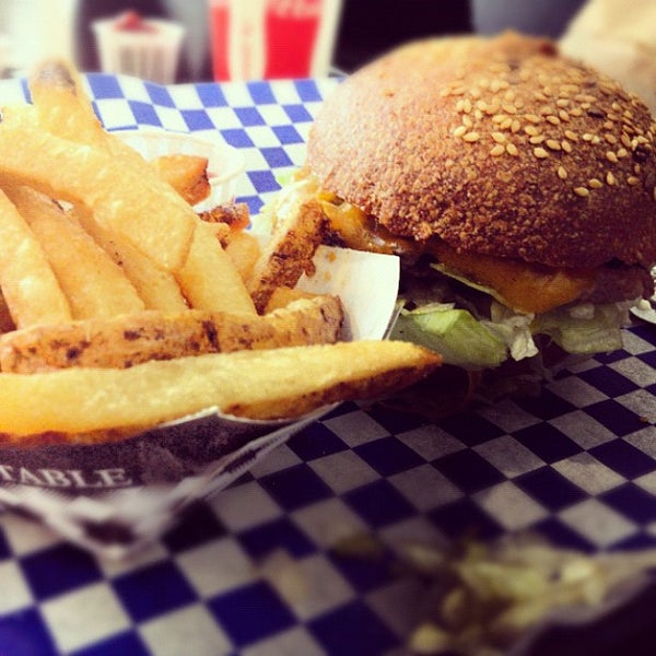 8/28/2012에 Will C.님이 Blue Moon Burgers Fremont에서 찍은 사진
