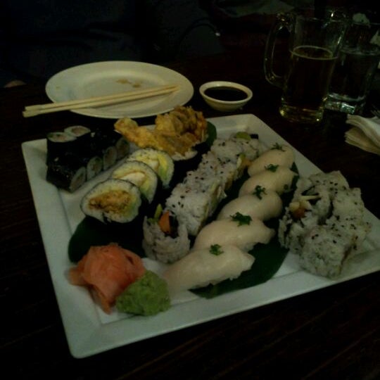 Foto diambil di Usagi Ya Sushi &amp; Pan-Asian oleh Alex O. pada 2/20/2012