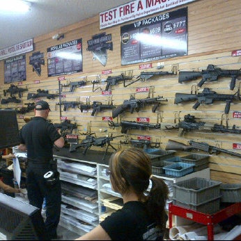 3/16/2012 tarihinde Brad J.ziyaretçi tarafından The Gun Store'de çekilen fotoğraf
