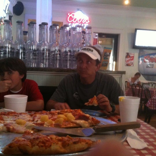 Foto diambil di Roberto&#39;s Pizzeria Sports Bar &amp; Grill oleh Charlotte J. pada 3/19/2012