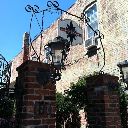 8/18/2012 tarihinde Brooke L.ziyaretçi tarafından Cobblestone Grill'de çekilen fotoğraf