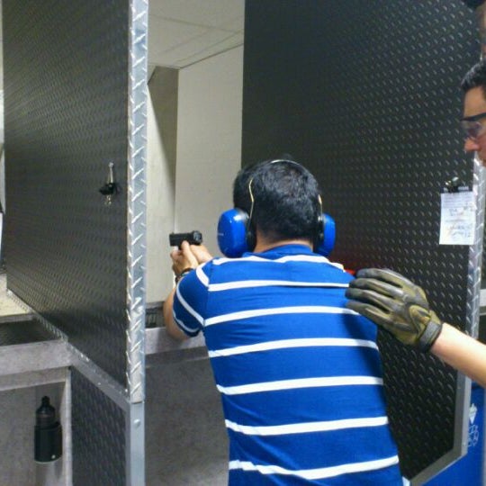 5/31/2012にKen ..がThe Gun Storeで撮った写真