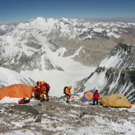 Foto tirada no(a) Mount Everest | Sagarmāthā | सगरमाथा | ཇོ་མོ་གླང་མ | 珠穆朗玛峰 por Gunay em 7/14/2012