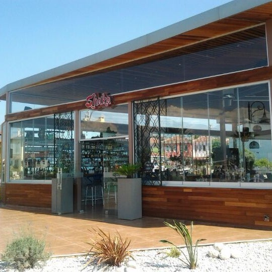 Foto diambil di Shaka Restaurant Bar &amp; Cafe oleh Barry D. pada 6/3/2012