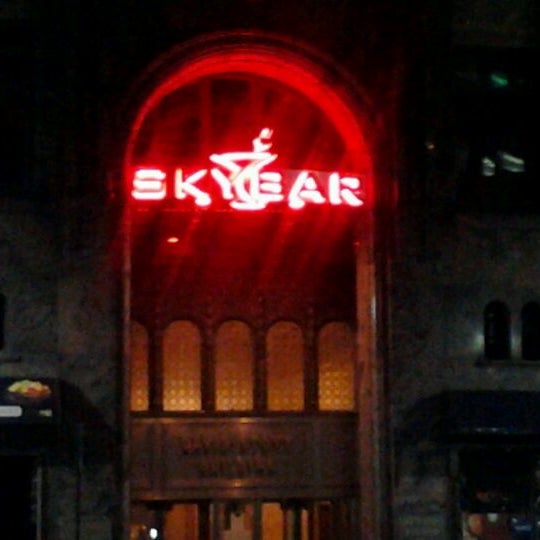 6/7/2012 tarihinde Felton B.ziyaretçi tarafından Skybar Lounge'de çekilen fotoğraf