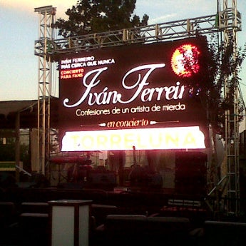 รูปภาพถ่ายที่ Torreluna โดย Andrea M. เมื่อ 6/8/2012