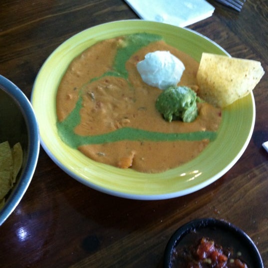 Foto diambil di Frescos Cocina Mexicana oleh Catherine C. pada 4/20/2012