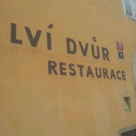 Das Foto wurde bei Restaurant Lví Dvůr von Momo M. am 4/21/2012 aufgenommen