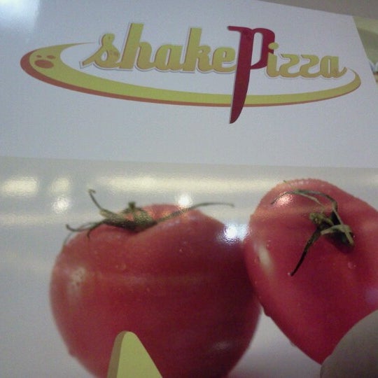 Снимок сделан в Shake Pizza пользователем Barbara C. 8/3/2012