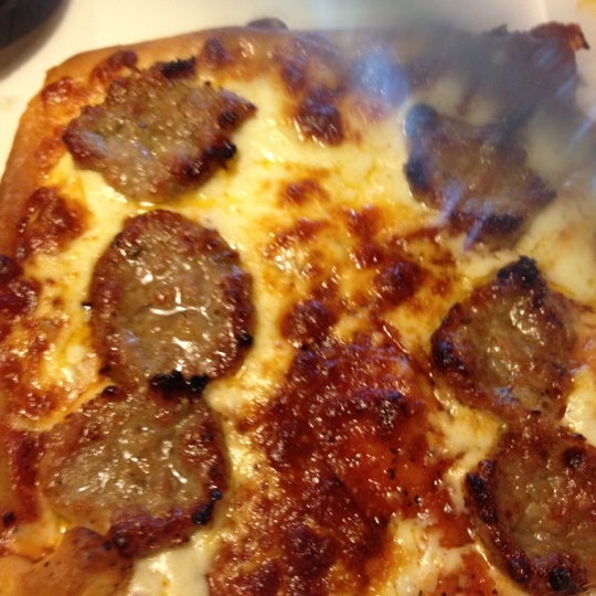 รูปภาพถ่ายที่ Rocky Rococo Pizza โดย Jarrod A. เมื่อ 5/19/2012