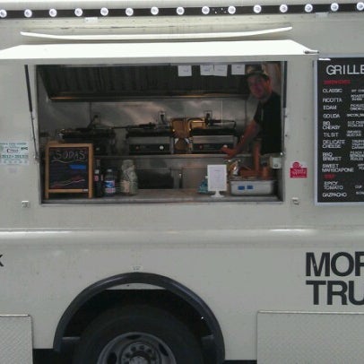 Foto scattata a Morris Grilled Cheese Truck da Noelle il 8/23/2012