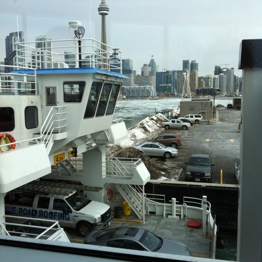 3/7/2011 tarihinde Tammi L.ziyaretçi tarafından Billy Bishop Toronto City Airport Ferry'de çekilen fotoğraf