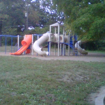 รูปภาพถ่ายที่ Greenwood Park โดย dana เมื่อ 9/24/2011