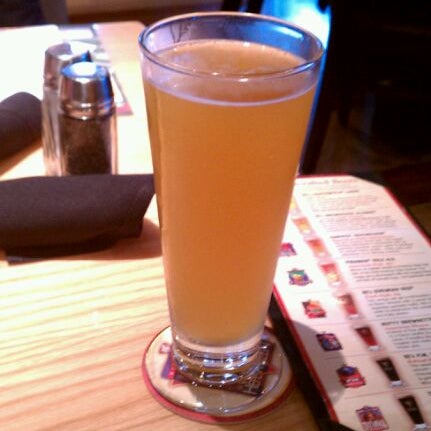 Photo taken at BJ&#39;s Restaurant &amp; Brewhouse by Hector B. on 2/19/2012