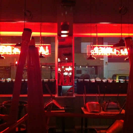 รูปภาพถ่ายที่ Apolo Diner โดย Lula b. เมื่อ 4/15/2012