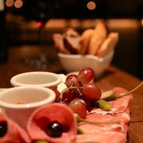 รูปภาพถ่ายที่ La Cava Wine Bar โดย La Cava W. เมื่อ 1/12/2011