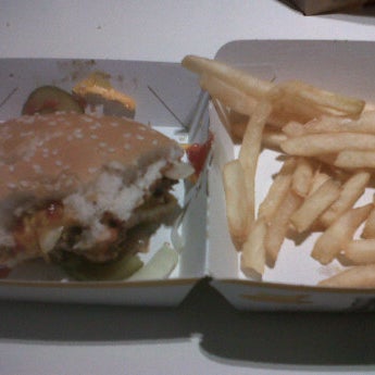 Foto diambil di McDonald&#39;s oleh Luke R. pada 9/20/2011