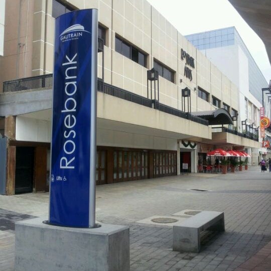 รูปภาพถ่ายที่ Gautrain Rosebank Station โดย fm.no.mad/ZA เมื่อ 12/15/2011