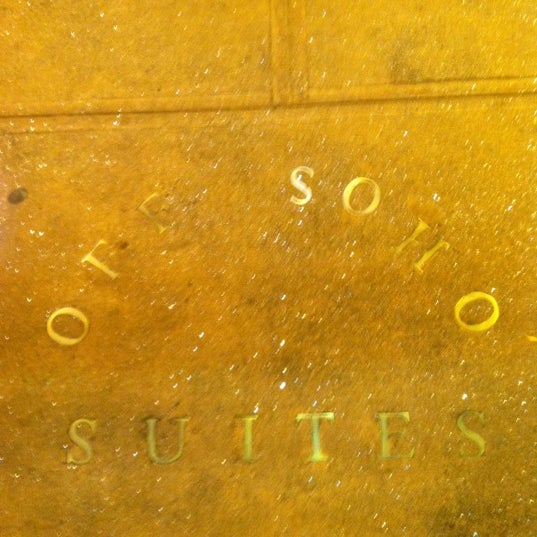 Foto scattata a Off SOHO Suites da FranCisco V. il 11/25/2011