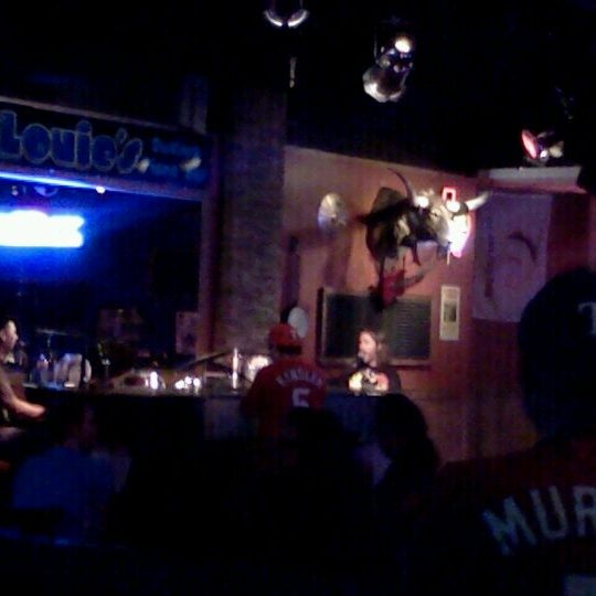 Foto tomada en Louie Louie&#39;s Dueling Piano Bar  por Cyndi C. el 9/15/2011