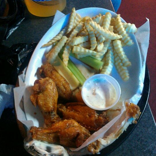 Photo taken at Wings &amp; Ale by Nikki D. on 4/25/2012