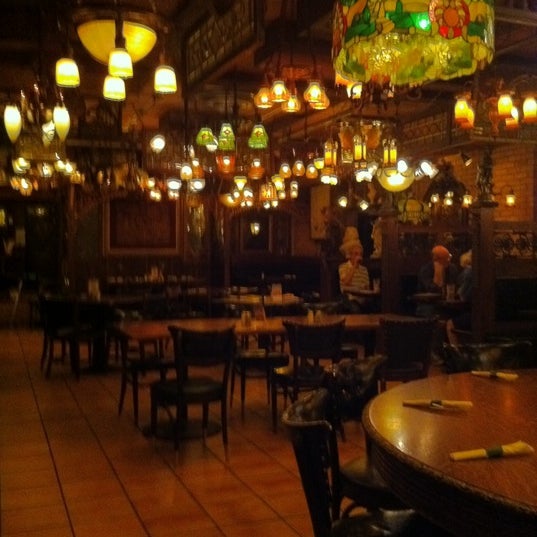 Foto tirada no(a) Gullivers Pizza and Pub Chicago por John J. em 6/12/2011