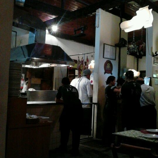 Photo taken at Sapataria da Pizza by Fabricio M. on 2/1/2012